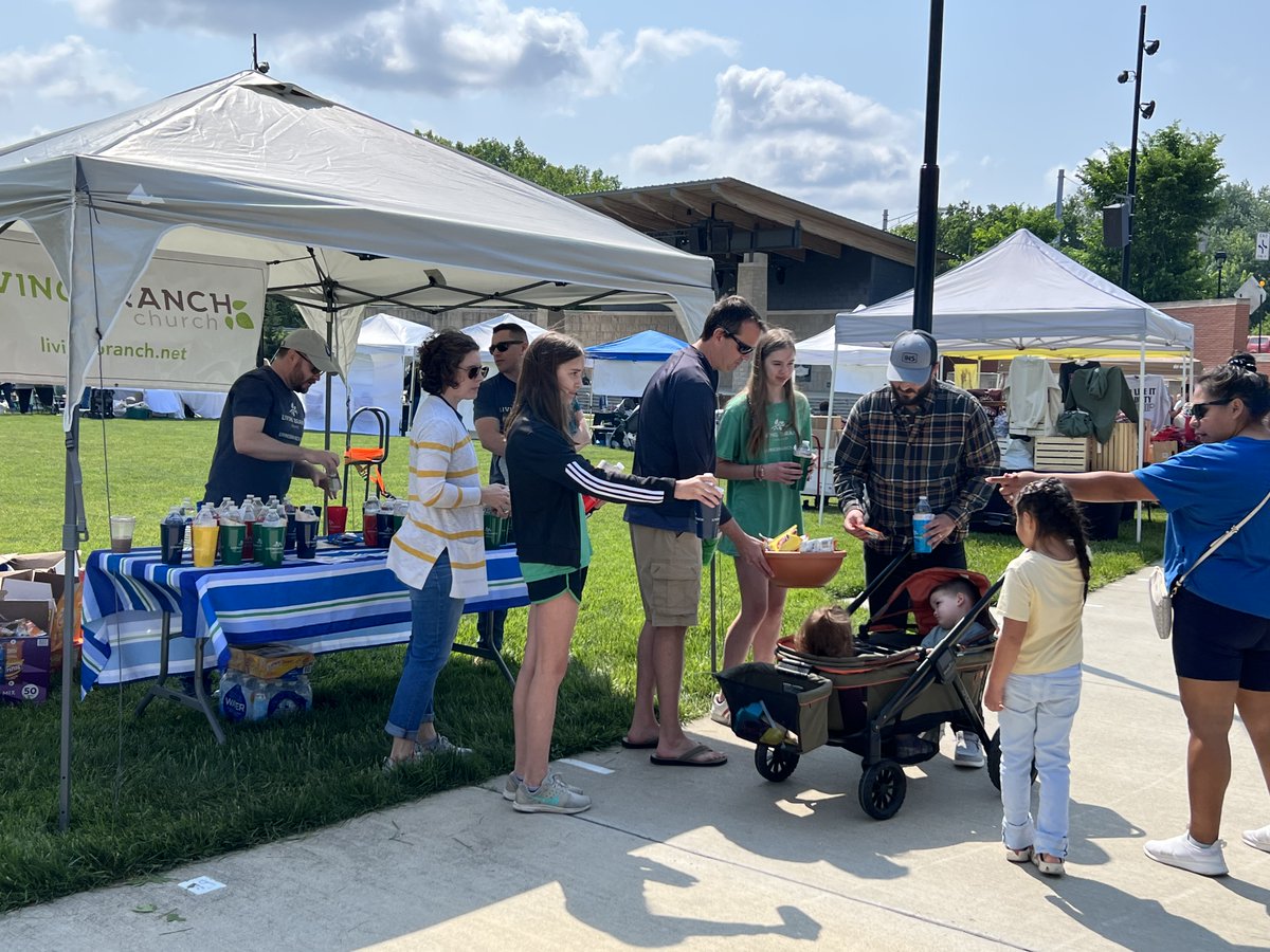 LivingBranchPCA's tweet photo. Living Branch is in action at the Noblesville #FarmersMarket. We’re so thankful for the opportunity to pass out free water/chips &amp; invite people to church. Pray for us! https://t.co/nDV0cgpmmX