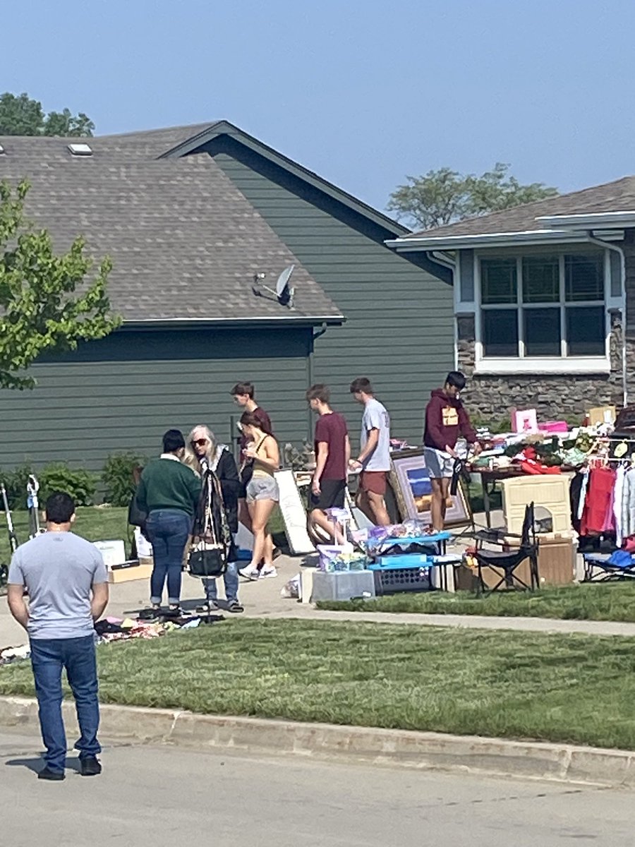 MPCHS_Girls_TF's tweet photo. Annual state meet garage sale trip! #newbies💕 moms and wives will be thrilled! https://t.co/sNFsxyCHyH