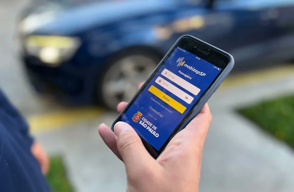 RiqueSampaio's tweet photo. Ontem pedimos um carro pelo MobizapSP, o "Uber" da Prefeitura de SP. O grande diferencial dele: o motorista fica com quase 90% do valor da corrida, BEM acima do Uber e 99. O app ainda é feinho, simples, o carro demorou um pouco pra chegar, mas funcionou! Vamos usar mais! https://t.co/3EF4LrzSp6