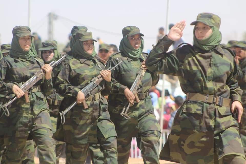 ECSaharaui__'s tweet photo. ⭕️ IMÁGENES | Las mujeres saharauis, marcan el desfile militar que conmemora el 50 aniversario del inicio de la lucha armada en el Sáhara Occidental. https://t.co/ESFMlcvR0j