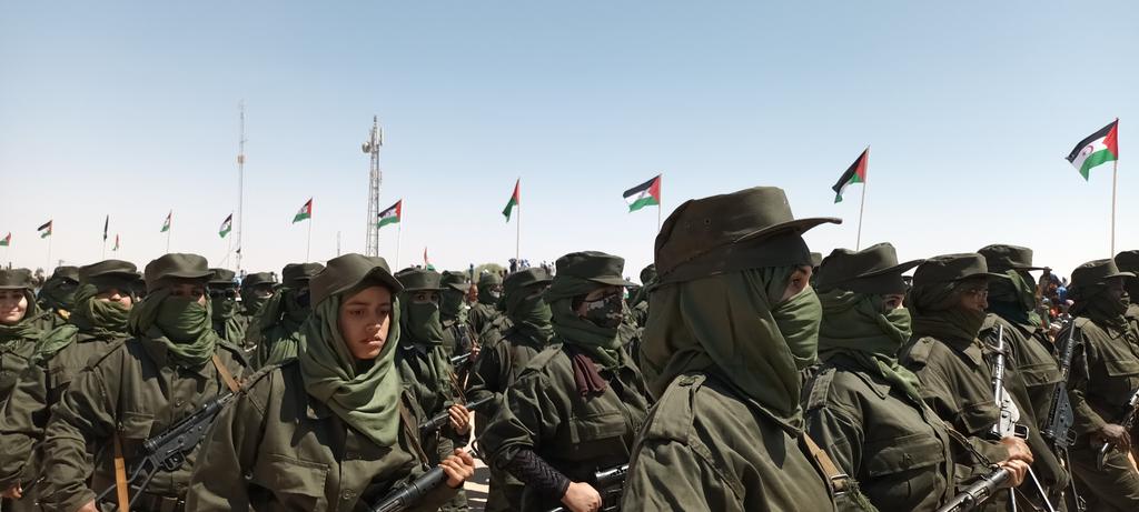 ECSaharaui__'s tweet photo. ⭕️ IMÁGENES | Las mujeres saharauis, marcan el desfile militar que conmemora el 50 aniversario del inicio de la lucha armada en el Sáhara Occidental. https://t.co/ESFMlcvR0j