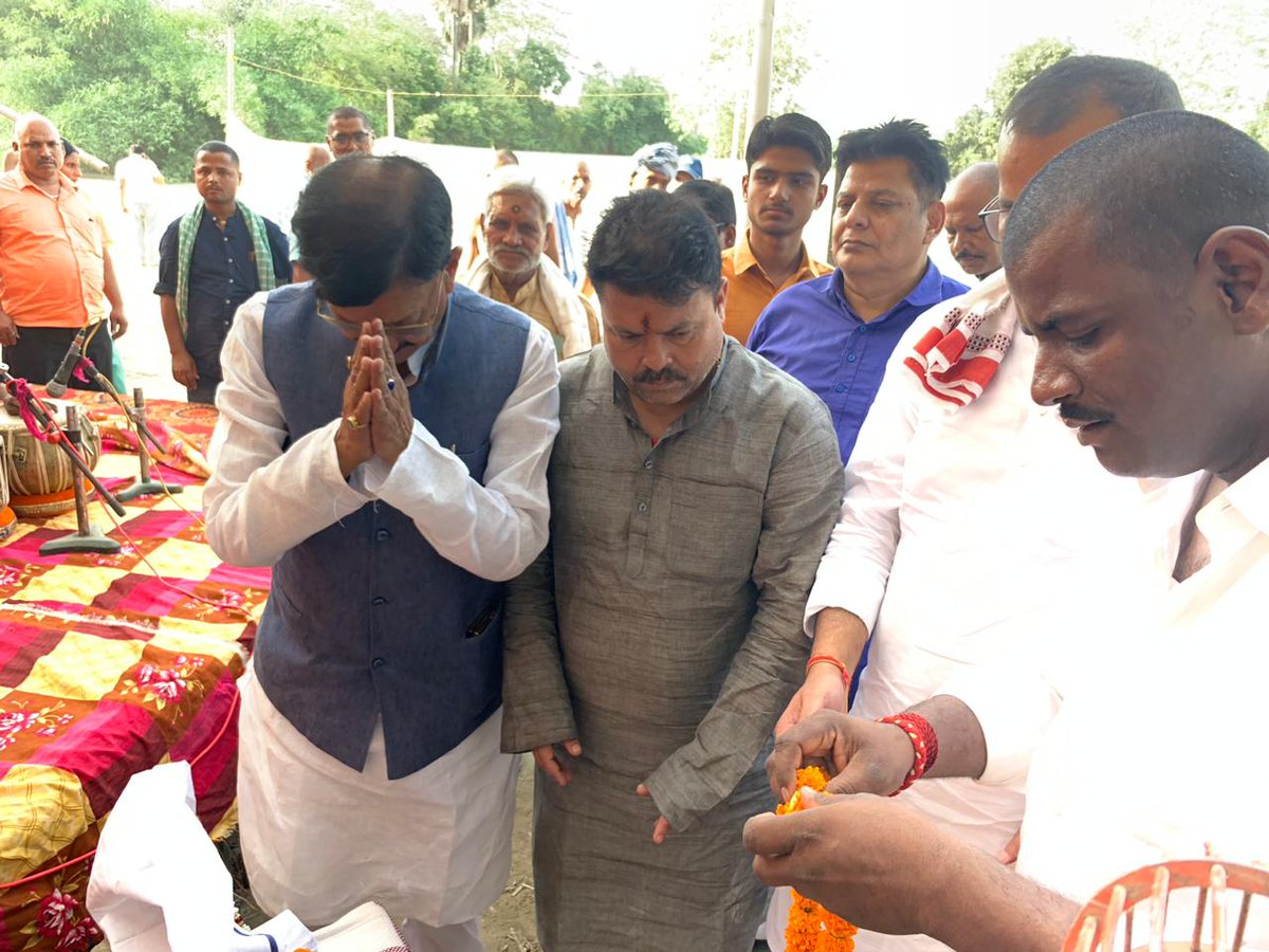 AnupamkrannuINC's tweet photo. बिहार प्रदेश कांग्रेस कमेटी के पूर्व अध्यक्ष शिक्षक निर्वाचन क्षेत्र के एमएलसी आदरणीय मदन मोहन झा जी आज बेगूसराय के पोखरिया में स्वर्गीय गौरी नाथ भास्कर जी एवं मंझौल निवासी हरि जी के श्रद्धांजलि कार्यक्रम में पहुंचकर श्रद्धा सुमन अर्पित किए। 🙏🙏 https://t.co/iySmbZgcBl