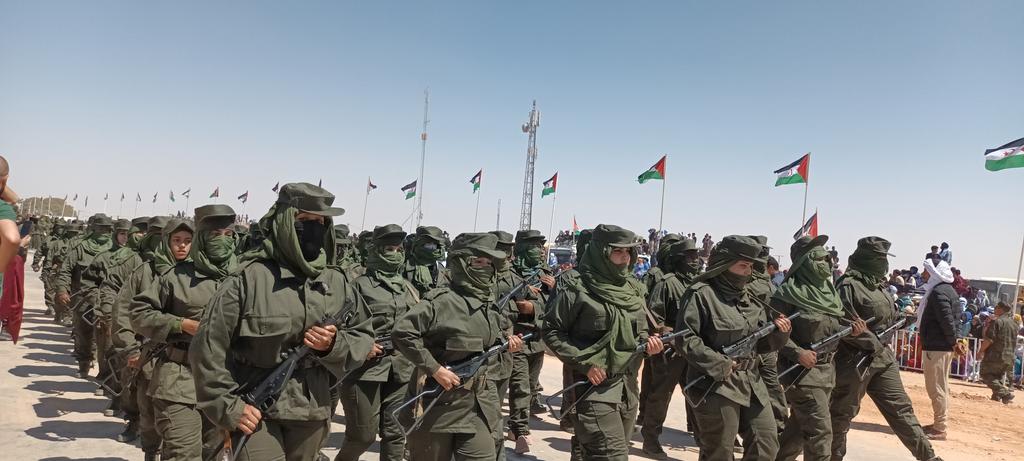 ECSaharaui__'s tweet photo. ⭕️ IMÁGENES | Las mujeres saharauis, marcan el desfile militar que conmemora el 50 aniversario del inicio de la lucha armada en el Sáhara Occidental. https://t.co/ESFMlcvR0j