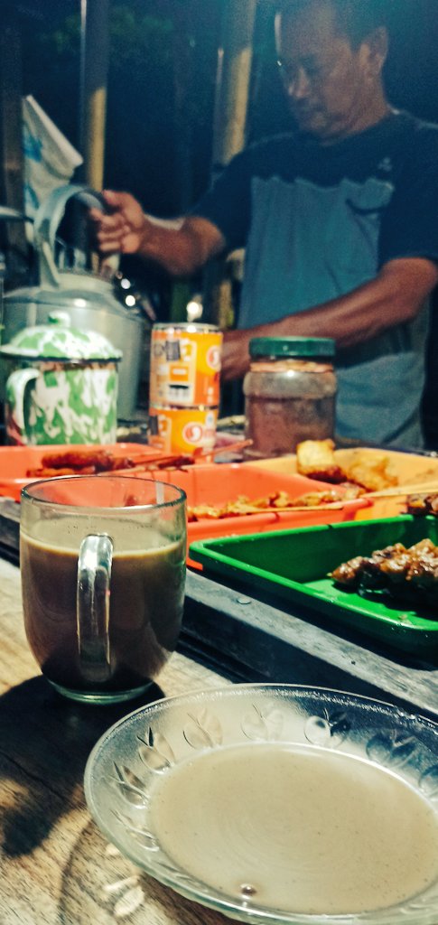rij85's tweet photo. Kipas-kipas arang. 
Mendidih dan menguap asap.
Duduk bersila-sila orang
Angkringan Alun-Alun Blora duh mantap

#malming #blora #bojonegoro #jazzbengawan #Wendy #jateng #kotasate https://t.co/PD2RqwGdWo