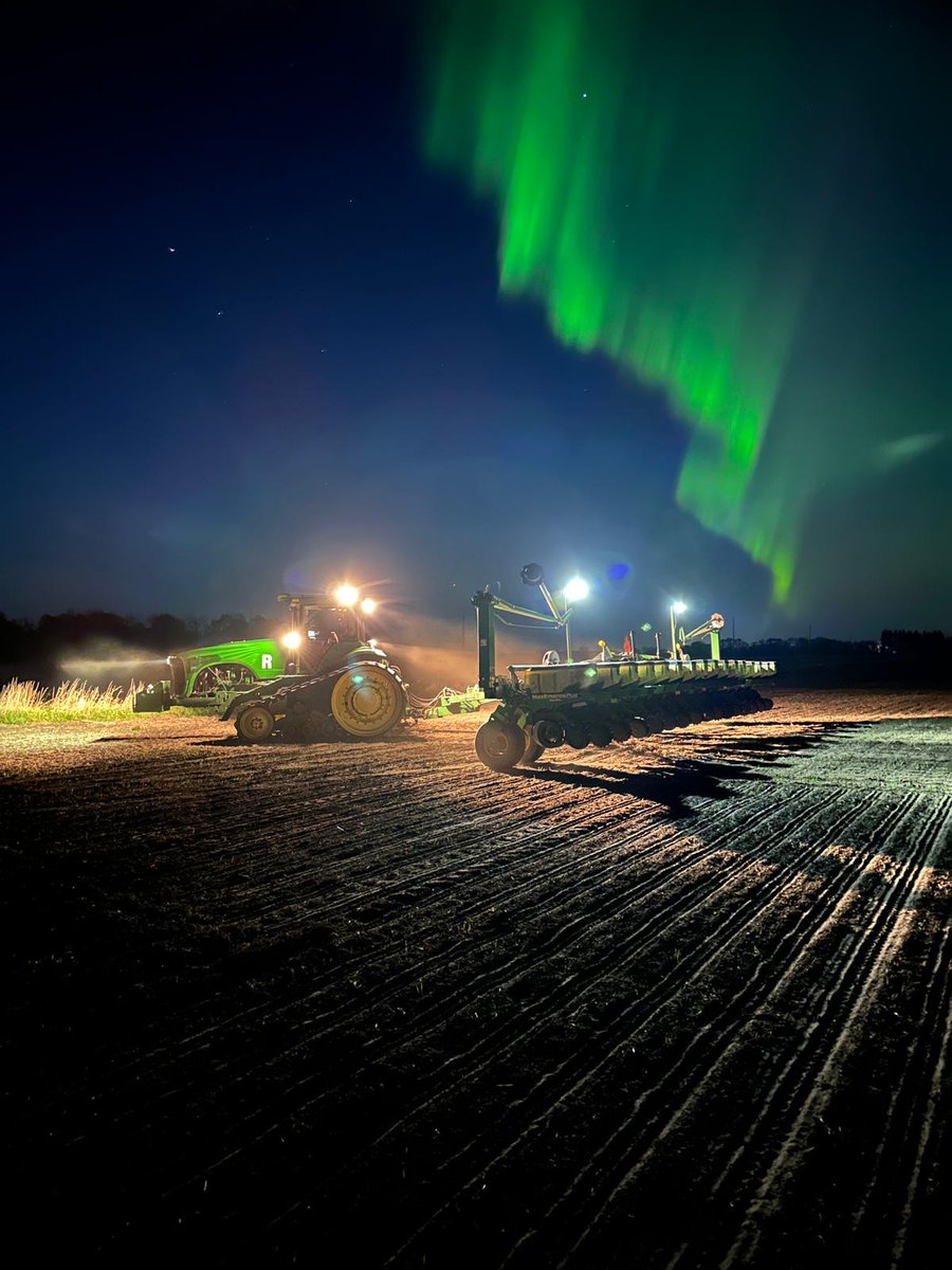 jimpallister1's tweet photo. Wow.A Pallister Farm scene May 19,2023.
There's some things pretty cool about planting 24 hours.
(Don't know if the Case guys get their colours in the https://t.co/uU2M0c9PsH) https://t.co/qsCHHKdlH4
