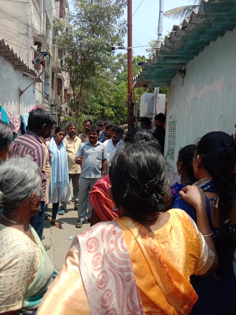 kavithazahir's tweet image. மீண்டும் சென்னை உழைப்பாளி மக்களை சென்னையை விட்டு வெளியேற்ற ஏற்பாடு. 

வாலாஜா சாலை பக்கிங்காம் கால்வாய் கரையோரம் வசிக்கும் மக்களை அப்புறபடுத்தும் பணியில் அரசாங்கம்.  மக்களோடு மார்க்சிஸ்ட் கம்யூனிஸ்ட் கட்சி தோழர்கள். 

#ChennaiEviction #BuckinghamCanal #PilotProject