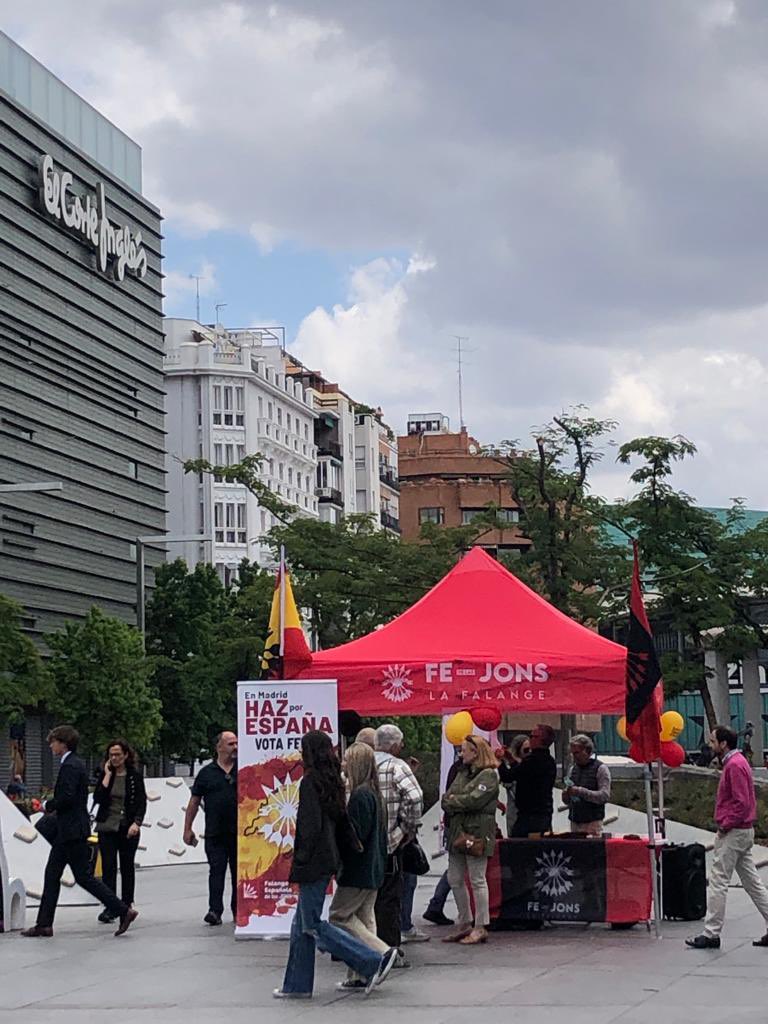Tyrexito's tweet photo. Distrito de Salamanca hoy. Caseta del partido con el asesino de la matanza de Atocha en sus listas. https://t.co/DiR159eZhc