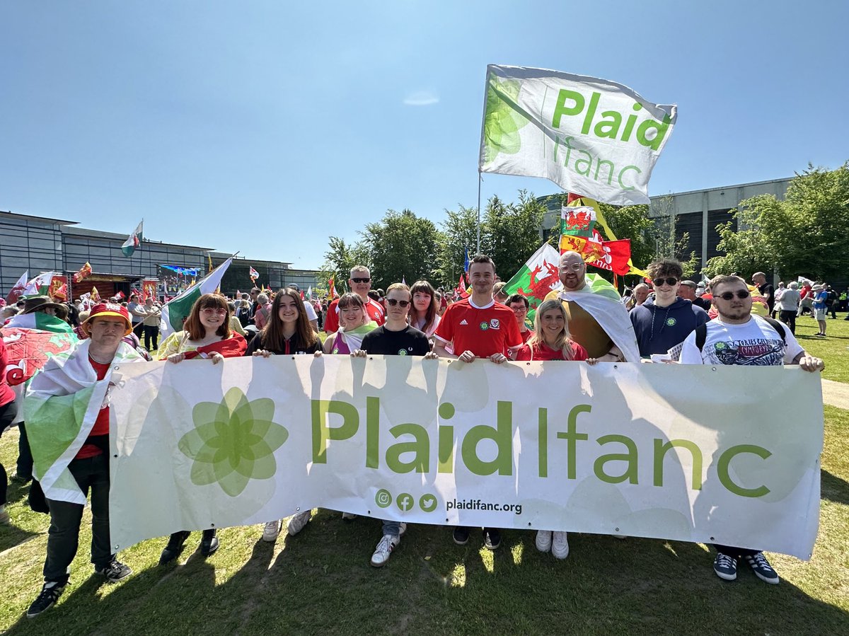 plaidifanc's tweet image. We had a great day marching for independence in Abertawe! Great to have so many fantastic conversations. 🏴󠁧󠁢󠁷󠁬󠁳󠁿

Cawson ni ddiwrnod bendigedig yn gorymdeithio dros annibyniaeth yn Abertawe! Gwych oedd cael sgyrsiau anhygoel. 🏴󠁧󠁢󠁷󠁬󠁳󠁿

Join us: join.partyof.wales