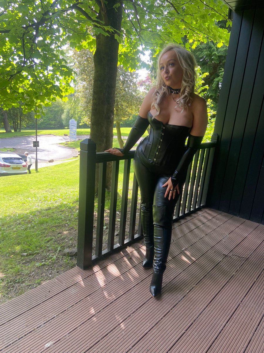 jen_90x's tweet photo. I got to live my Pamela Anderson fantasy for my 90s hen do yesterday 😍 Pamela is, and always will be the ultimate icon 😍 #PamelaAnderson #BarbWire @pamelaanderson https://t.co/nc9OWL9Fcp