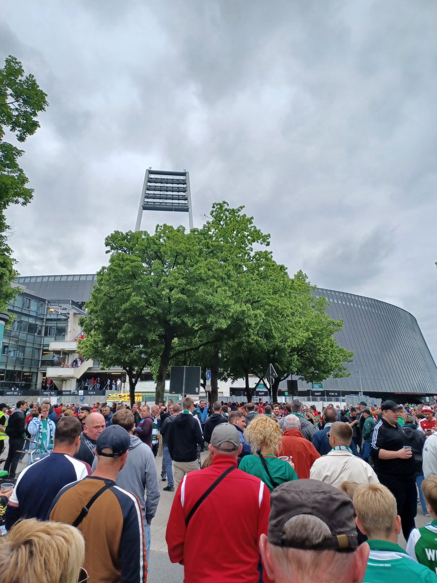 Sjors_09's tweet photo. Laatste uitwedstrijd van het seizoen werd een prima dagje Bremen met @RobinKolf. In het Weserstadion speelden Werder Bremen en 1. FC Köln met 1-1 gelijk. #SVWKOE https://t.co/Is6QJSIaHm