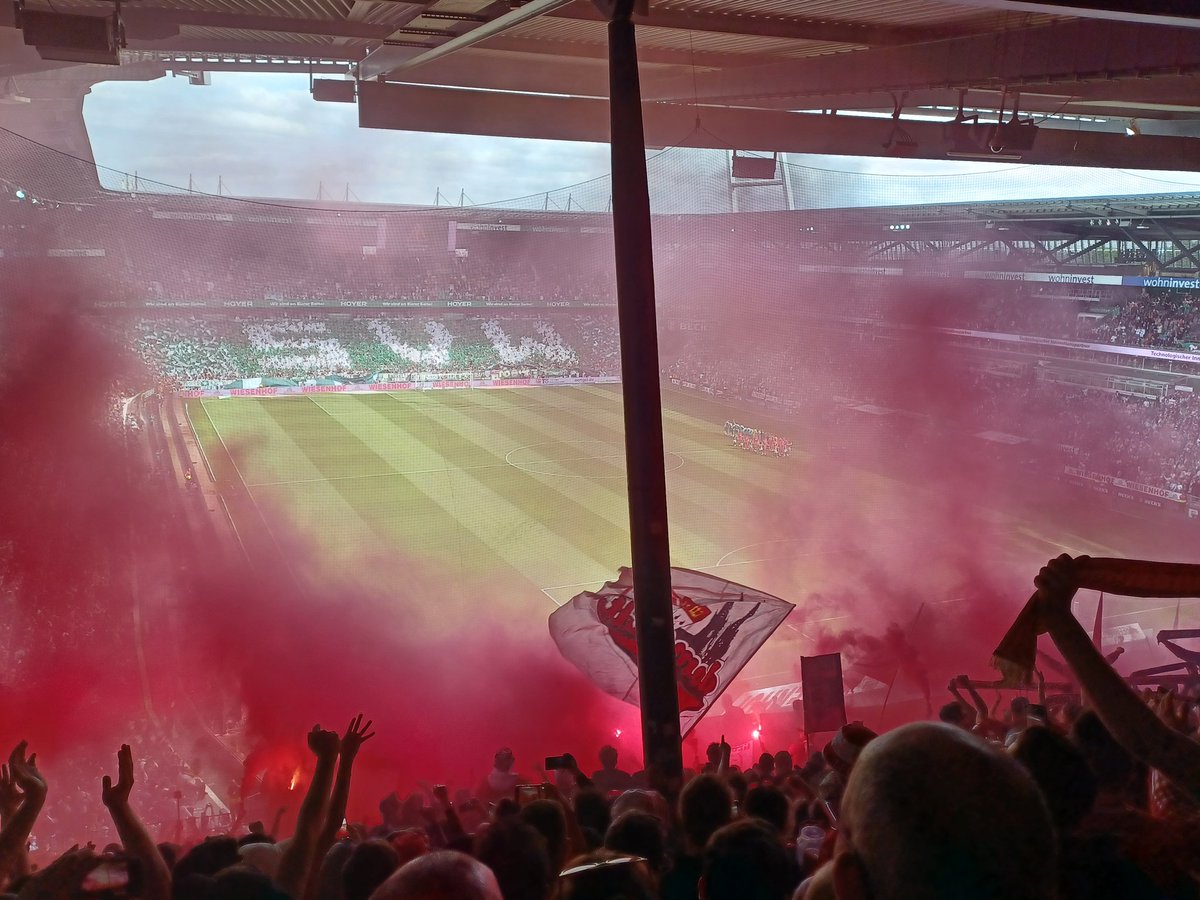 Sjors_09's tweet photo. Laatste uitwedstrijd van het seizoen werd een prima dagje Bremen met @RobinKolf. In het Weserstadion speelden Werder Bremen en 1. FC Köln met 1-1 gelijk. #SVWKOE https://t.co/Is6QJSIaHm