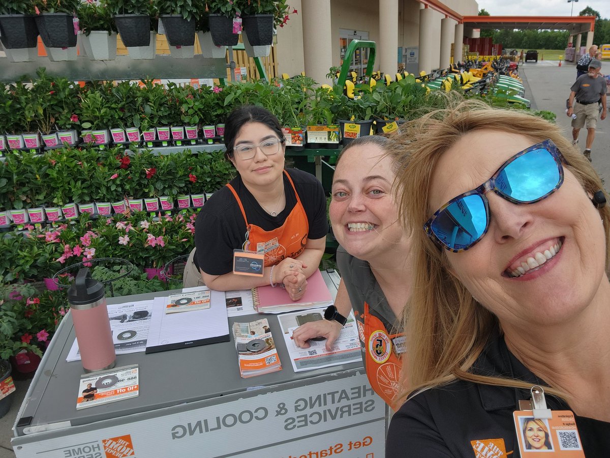 Working the sidewalk in Lenoir City!   Let's fill the lead pipeline! 
<a href="/mshawnb70/">Shawn Boothe</a> <a href="/kimscottholman/">Kimberly Scott</a> <a href="/MeghanFulton18/">Meghan Fulton</a> <a href="/jaybisping/">Jay</a> 
#HVAC0740 #HVAC2023