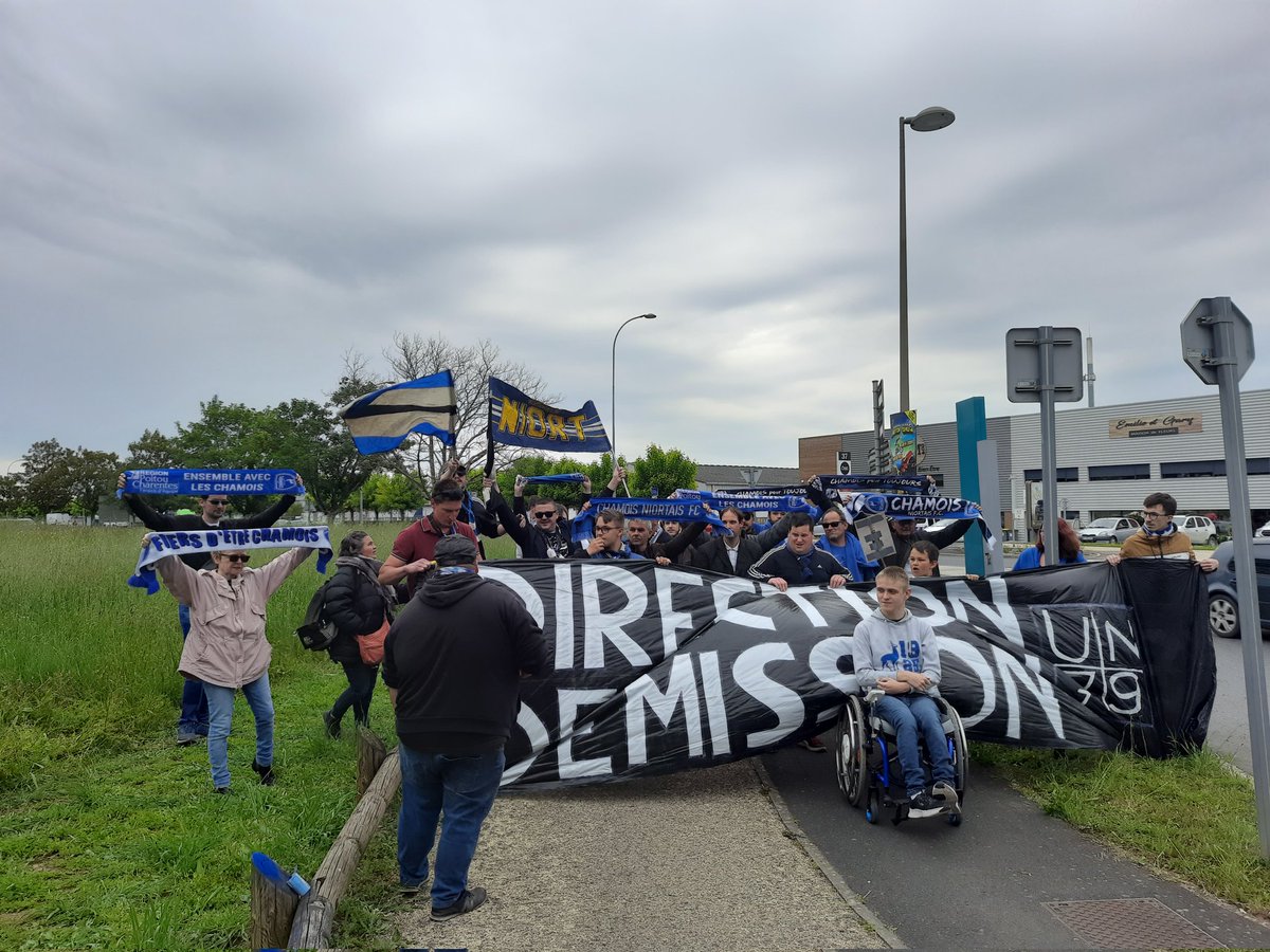 79Sports's tweet photo. Une trentaine de supporters sont réunis devant le siège des @ChamoisNiortais pour protester contre la direction du club ⚽️ #Niort #CFNFC #ChamoisNiortais https://t.co/HEdTDscdrR