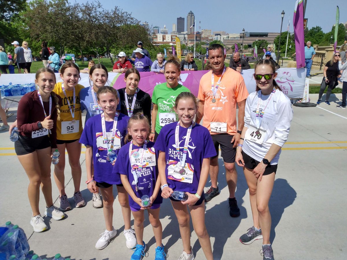 Jaguars_AD's tweet photo. . @GirlsAchs  volunteering for Girls on the Run!

#iahsxc https://t.co/xklEDwXjZI