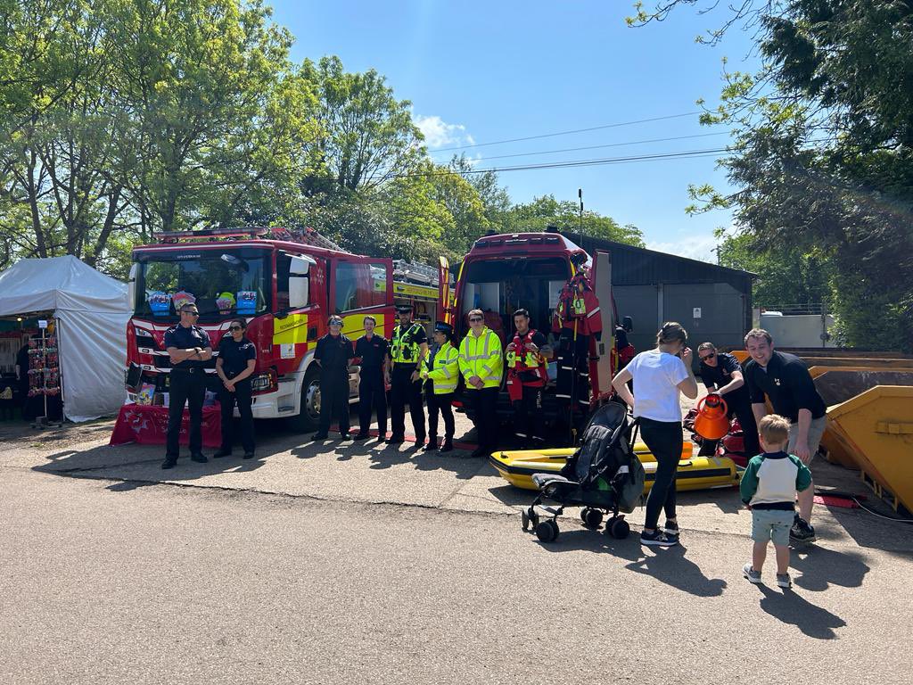 Hatfield_FS's tweet photo. Attended a great event today. The Rickmansworth Festival which is to celebrate canals, community and the environment. We attended with the Water Rescue Unit. Great event with lots of education on water safety delivered. Massive shoutout to @hertsboatrescue 🤍 https://t.co/kPDCUsFsSe