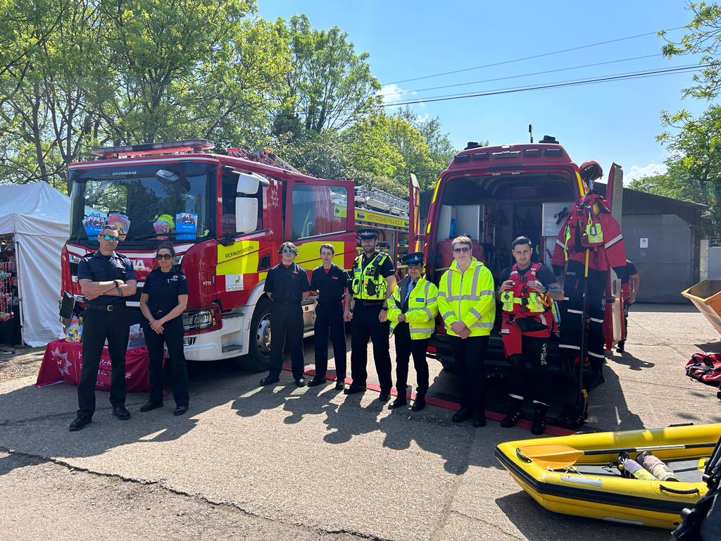 Hatfield_FS's tweet photo. Attended a great event today. The Rickmansworth Festival which is to celebrate canals, community and the environment. We attended with the Water Rescue Unit. Great event with lots of education on water safety delivered. Massive shoutout to @hertsboatrescue 🤍 https://t.co/kPDCUsFsSe