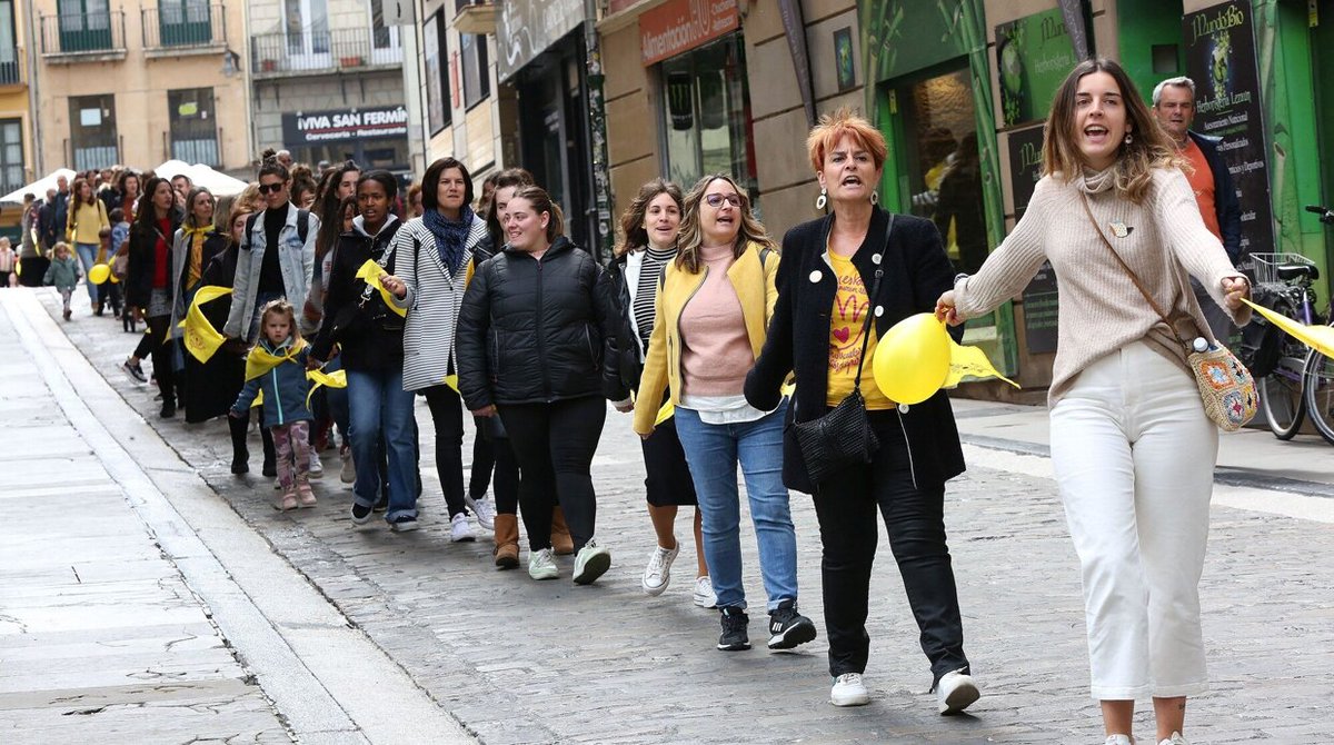 NoticiasNavarra's tweet photo. 📸 FOTOS | Impresionante cadena humana en Pamplona para bajar las ratios y garantizar un ciclo 0-3 digno a los niños y niñas
https://t.co/FePSPBiyzJ https://t.co/hWPjvpC5dX