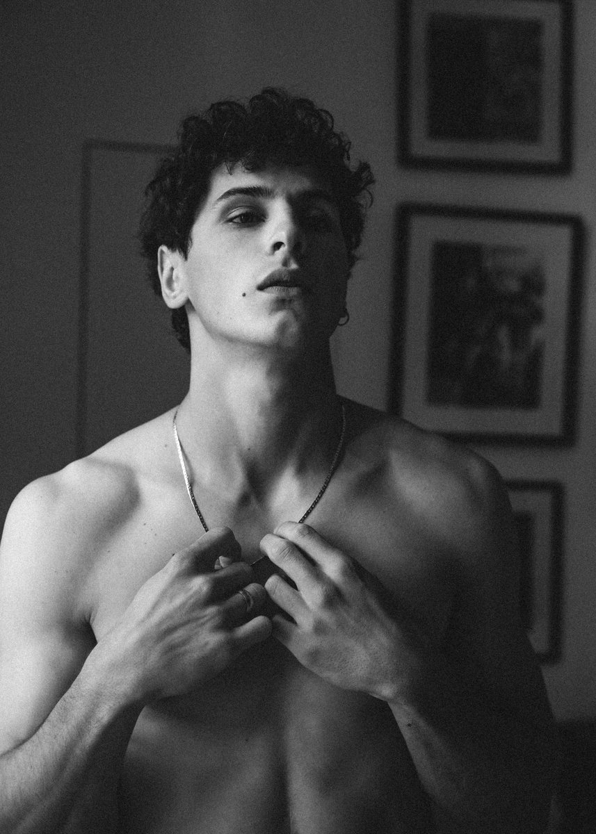 Around the house with Quimey from Buenos Aires 🇦🇷. Tags on Insta. Photography by me. 1/5