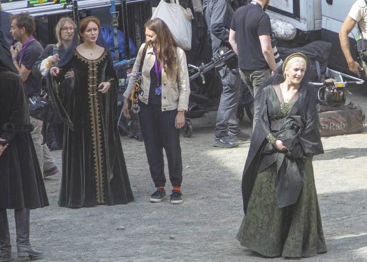WatchersOTWall's tweet photo. Olivia Cooke and Phia Saban film tragic #HouseOfTheDragon Season 2 scene in Spain https://t.co/Bc2ZD0Jr81 #AlicentHightower #HelaenaTargaryen https://t.co/EwO0cN2ep4
