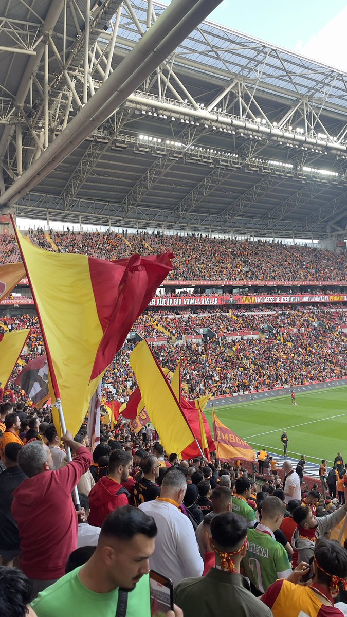 akballenes's tweet photo. Her zaman olduğu gibi Büyük Galatasaray Taraftarı yerinde 💛❤️ 
#BugünGünlerdenGALATASARAY https://t.co/LZIPbPnljs