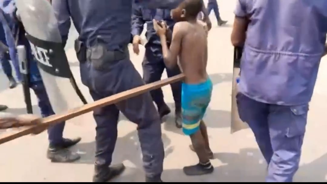 sergewelo1's tweet image. Manifestation de l'opposition ce samedi 20 Mai 2023 à #Kinshasa :
Face à un enfant de 7 ans, ce pouvoir très faible, issu de la tricherie, panique. C'est méchant !
Ils seront chassés dans quelques semaines.

@RFI @udptshisekedi @MartinFayulu @EcideFuna @JeunesseECiDe
