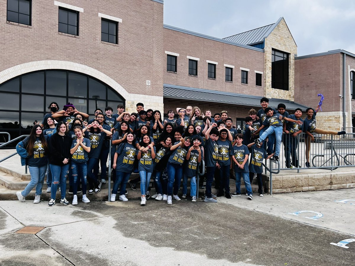 Great Job Beginner Band!! They performed at “Music in the Parks” Festival this morning. And now we are on our way to Schlitterbahn to celebrate the entire year of success! Congrats students! 

#1Town1Sound #WeAreSeguin