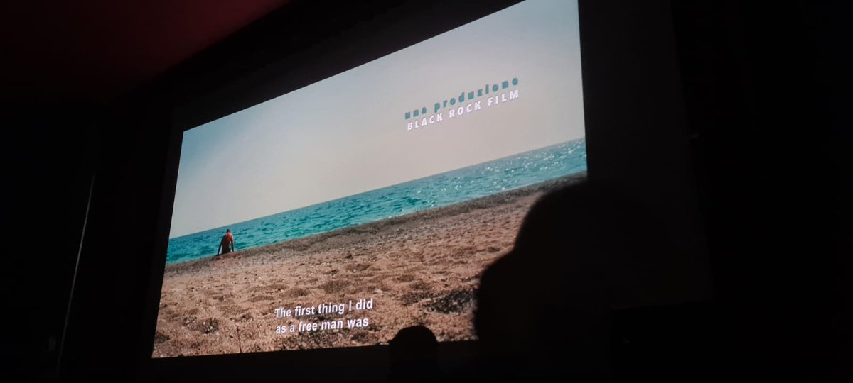 Errorigiudiziar's tweet photo. Una sala da 420 posti strapiena. Un pubblico attento e commosso, tra cui tantissimi studenti di medie e superiori. Abbiamo portato "Peso morto" al @FestivalPenale 2023. E condiviso la testimonianza dal vivo del suo protagonista @Angelo54746948, 21 anni di #ingiustadetenzione. https://t.co/77zu4zg8k0