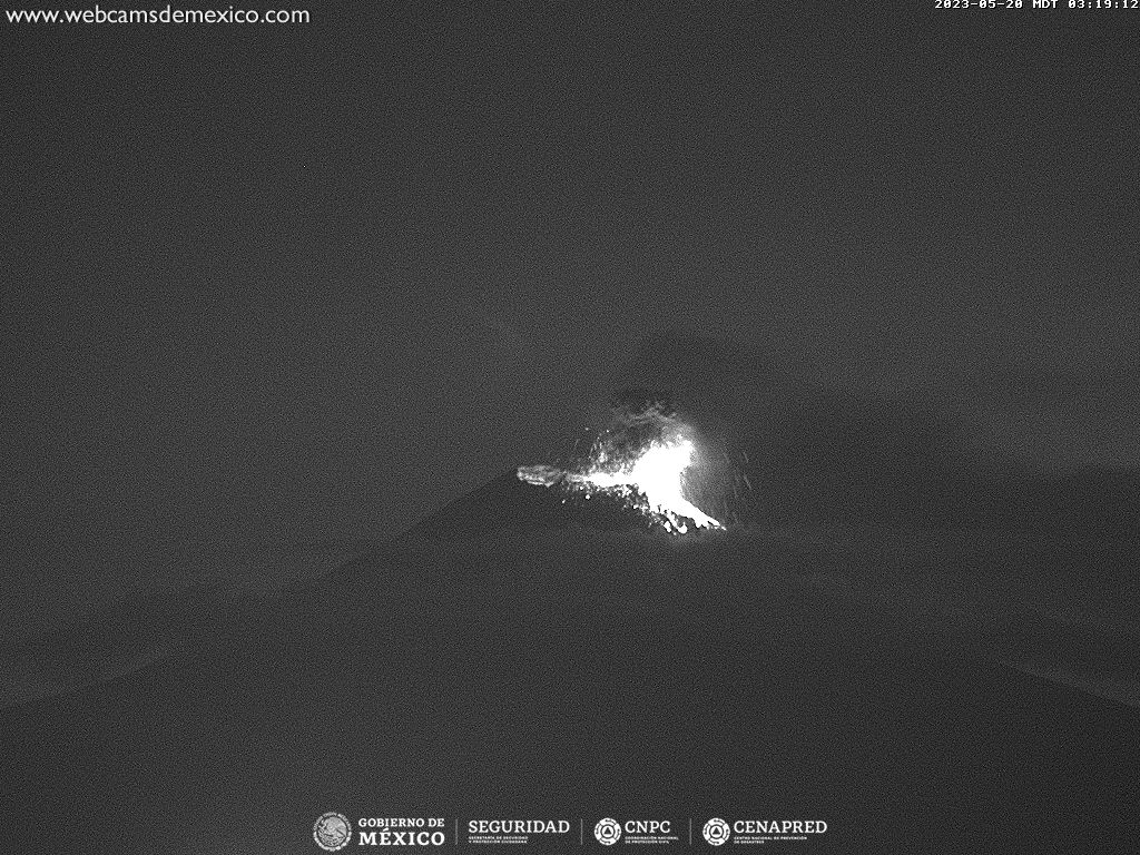 SkyAlertMx's tweet photo. En cuanto a la erupción estromboliana del #Popocatépetl, alrededor de la 1:45 h finalizó. 

A las 3:18 h, registró una explosión moderada.

🚦amarillo 2
🚷radio seguridad 12 km

Recomendaciones importantes:
🧹barre la ceniza y deposítala en macetas - jardineras
🐶😸no dejes expuestas a tus mascotas a la intemperie