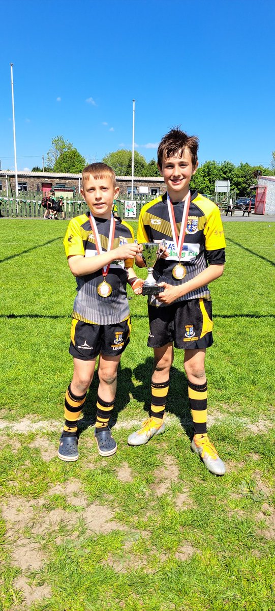 ysgol_y_dderi's tweet photo. Llongyfarchiadau mawr i Leon a Daniel ar eu llwyddiant yn cynrychioli yr ysgol gyda thîm Rygbi Ceredigion dan 11 yn nhwrnament cenedlaethol 7 bob ochr y WSRU. Cipiwyd y Bowl yn y ffeinal yn erbyn Caerdydd. Gwych fechgyn! 🏉🎉🌟 #unigolioniach @HubOwain https://t.co/ohmTRlGhsL