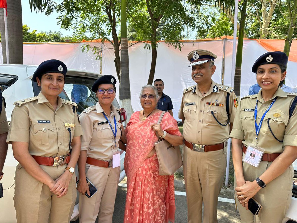 Pleasure to meet chairperson of Infosys Foundation, Sudha Murthy ji, at 70th Annual Convocation of Panjab University

Expressed my gratitude to her for contributing to Cyber Swachhta Mission of Chandigarh Police under CSR initiative