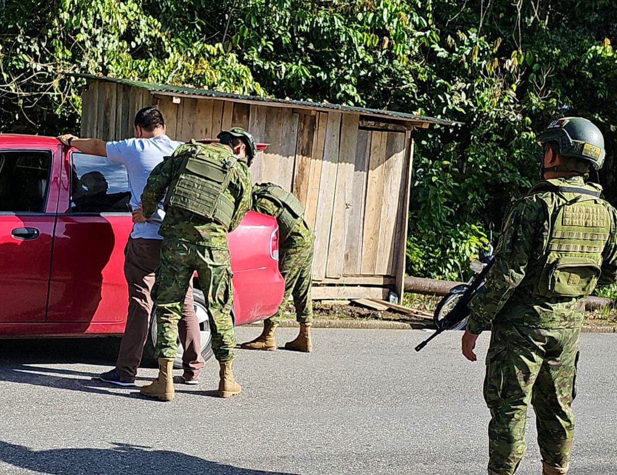 EjercitoECU's tweet photo. #Sucumbíos| Efectivos de #EjércitoECU en controles militares el sector de #Vinitas Bloque 59, se inicia una persecución, a individuos sospechosos quienes arrojan dos bultos con:
✅2 armas
✅5 animales silvestres muertos (03 monos, 01 saíno y 01 tortuga)
#FFAAContigo https://t.co/kLwRpBb24g