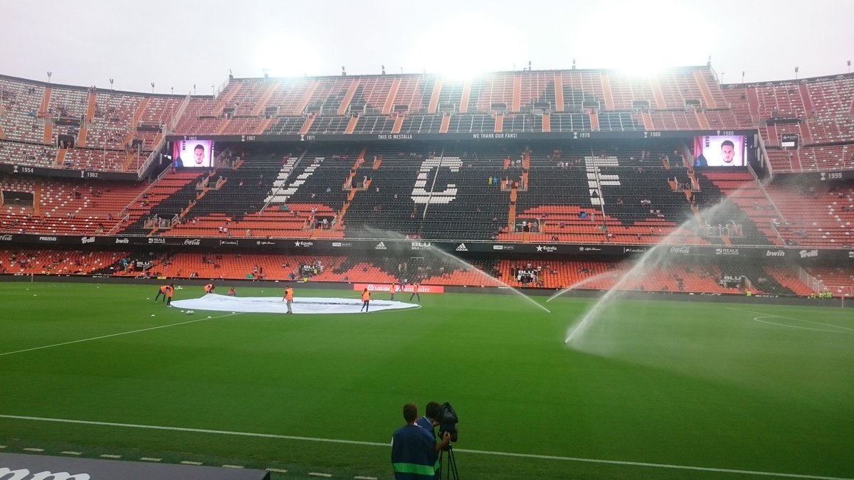 tetobombardero's tweet photo. #Mestalla #Mestalla100 #Valencia casi nunca cuelgo nada en redes pero hoy es un día especial y voy a poner una foto de  la única vez que estuve mestalla. Soy de Bilbao pero desde pequeño siempre he sido del Valencia c.f. y quiero felicitar de esta manera el centenario de Mestalla https://t.co/e4IR1xhQLa