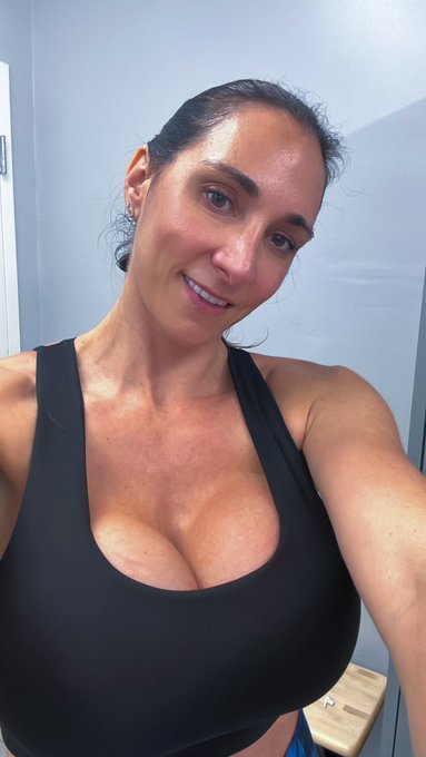 Early morning post cardio glow.. getting ready for a hot summer of collabs..??? #gymgirl #FitnessMotivation