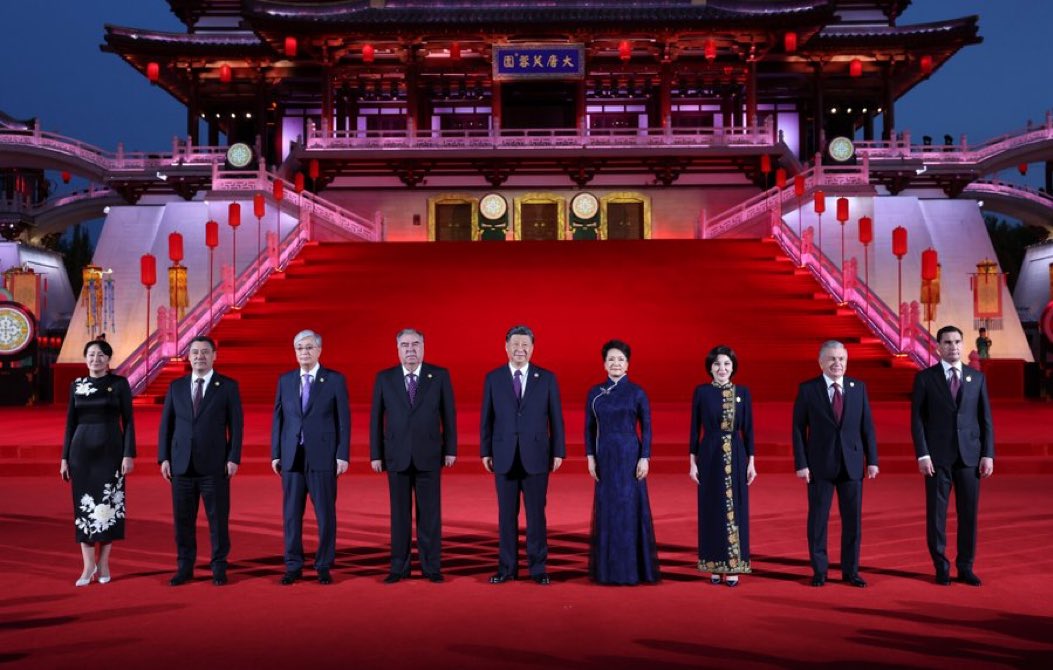 BrennpunktUA's tweet photo. Gruppenfoto vom #ChinaCentralAsiaSummit
Wo #Putin? — sorry, war von #XI nicht zur Party eingeladen worden.
Bei #ehemals #G8 — jetzt wieder #G7 flog Russland 🇷🇺 raus, beim Gipfel der Zentral-Asiatischen Ländern, der nahezu gleichzeitig läuft, ist Russland 🇷🇺 auch raus. Läuft. https://t.co/aPo4AtVJph
