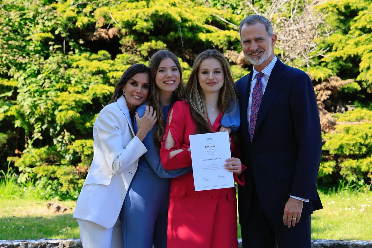 CasaReal's tweet photo. Los Reyes, la Princesa de Asturias y la Infanta Sofía, tras el acto de graduación de la Princesa de Asturias en el UWC Atlantic College de Gales, la institución educativa donde ha completado sus estudios de Bachillerato Internacional.

➡️https://t.co/QSbfJShpQ5 https://t.co/Tt6yL6SutL