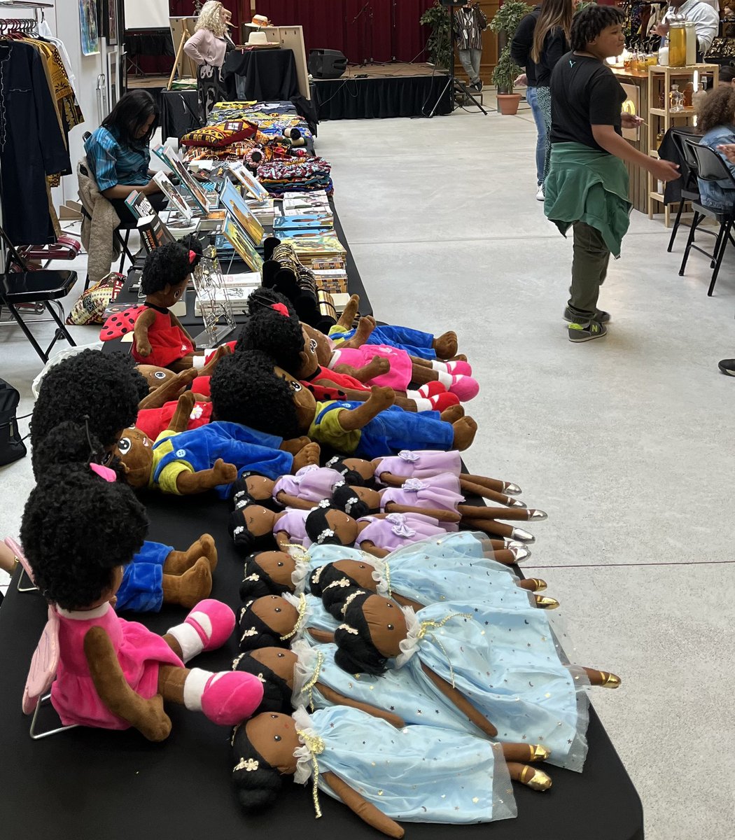 duhamel_vanessa's tweet image. Très réussie cette  cinquième édition de l’Africa Fest ! Entre concerts, gastronomie, et artisanat africains, une belle mise en lumière de tous les savoir-faire. Merci pour l’accueil ! 
[ Aucune bouteille de rhum n’a été maltraitée. Certains ici ont même bu du thé ! ]
#AfricaFest