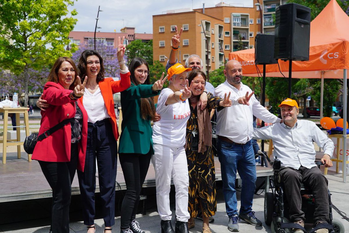 CiutadansCs's tweet photo. 🟠 Hoy hemos celebrado el acto central de Barcelona con la presencia del Presidente de CS, @carrizosacarlos, la eurodiputada @EPoptcheva y super @annagrauarias 

✌️Presentamos un equipo de valientes, liberados de todo lo malo y dejándose la piel para dar todo lo bueno a Barcelona https://t.co/9okvMbiPjV