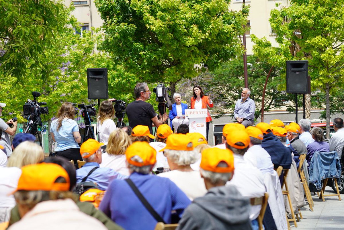 CiutadansCs's tweet photo. 🟠 Hoy hemos celebrado el acto central de Barcelona con la presencia del Presidente de CS, @carrizosacarlos, la eurodiputada @EPoptcheva y super @annagrauarias 

✌️Presentamos un equipo de valientes, liberados de todo lo malo y dejándose la piel para dar todo lo bueno a Barcelona https://t.co/9okvMbiPjV