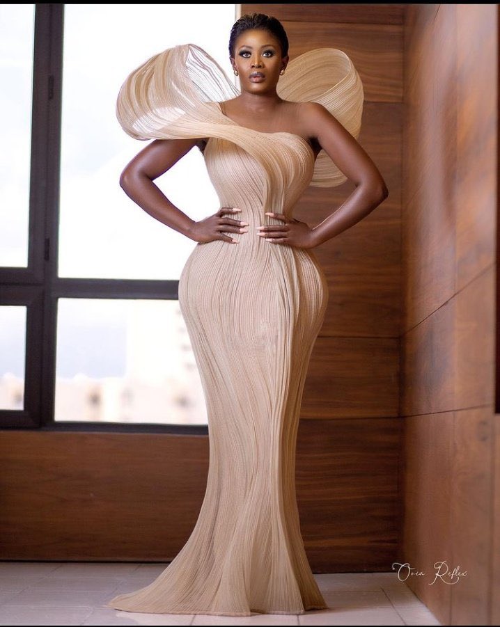 Is this lady real?
She serves every year !
And what I love about her fashion is that she doesn't do the usual shine shine and corset!

Learnt her name is 'Nana akua'
#AMVCA #Amvca9