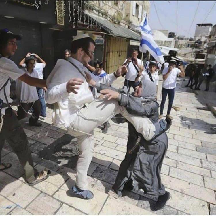 Pbi_Fr's tweet photo. Les #femmes palestiniennes de Jérusalem occupée font face à la barbarie déchaînée des forces d'occupation et des colons israéliens. Imaginez que l'agresseur soit #palestinien et que la victime soit juive, comment le monde agirait-il ? #Bakhmut #اليوم_العالمي_للموارد_البشرية https://t.co/Z2D1ODpzOB