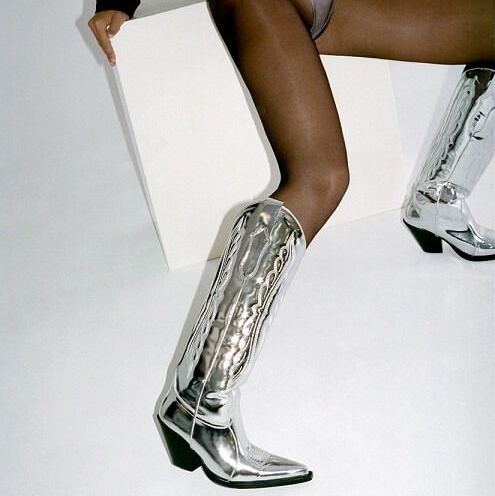This is your sign to get a pair of metallic boots 🪙⁠
⁠
Follow. Comment. Tag @ala.hausse ⁠
alahausse.ca ⁠
⁠
#torontofashionblogger  #torontofashion #torontostyle #fashiontoronto #torontofashionstylist  #torontoclothing #torontomodel #torontofashionweek