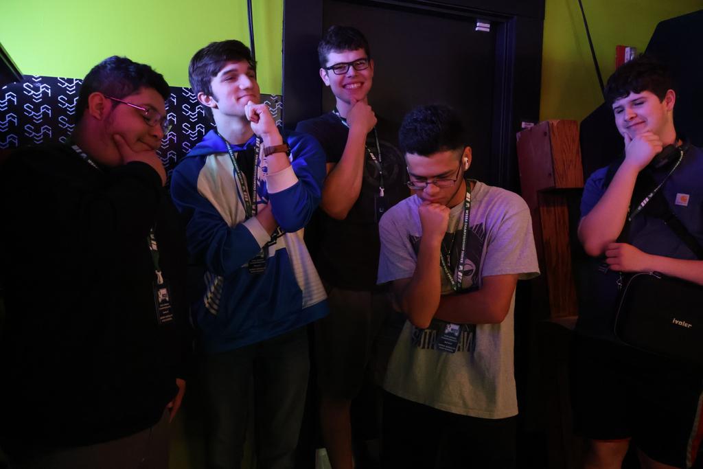 Speaking of games at 9, our smash team is playing as well (off stream, for now), let's wish them luck!