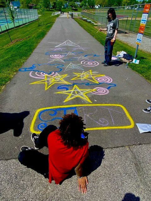 FWCommSchools's tweet photo. Our #SaturdaySuperstar this week are the students & staff from #Lakeside, #NorthSide and #Northwood who contributed to the @uwacin #BornLearningTrail at #HamiltonPark. They have helped give our community another trail with activities to engage kids and educate them. #GreatJob https://t.co/frGH6R3RKl