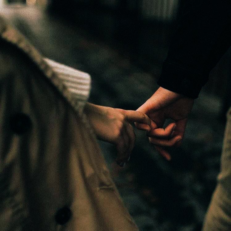 "وأملُّ من طولِ الطّريقِ فإن غَدا كفّي بكفِّكَ قلتُ ليتَ يَطولُ!"