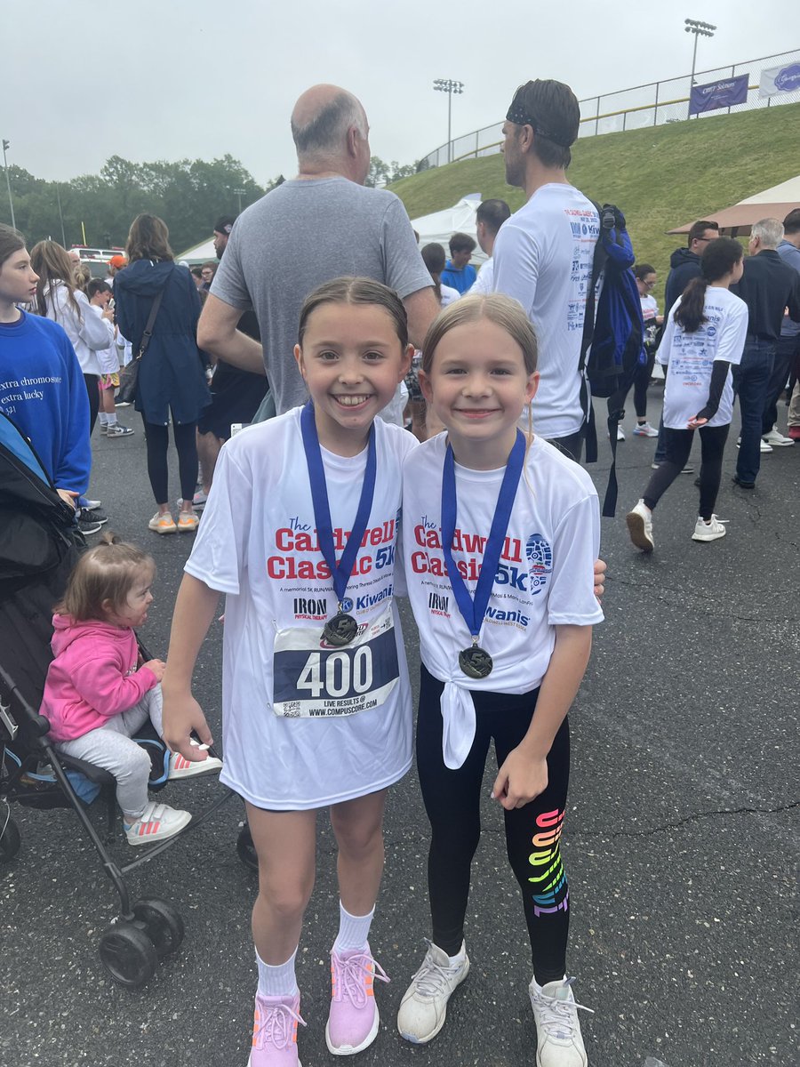 CWCLincolnElem's tweet photo. Congratulations to the top female finisher age 9 and under (Stella) and age 10-14 (Tessa)! 💪🏼🏃🏼‍♀️🏃🏼‍♀️🥇🥇Both girls are fast runners, great citizens, and very funny! https://t.co/ECSH9Gsfn0