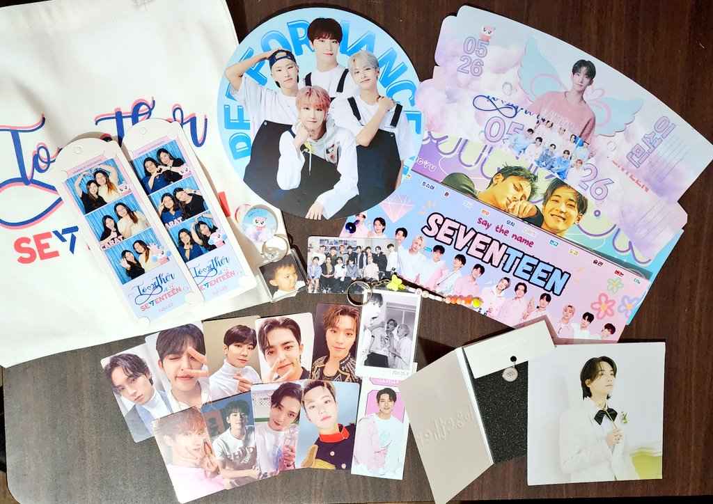 KaikaiNini88's tweet photo. Enjoyed today's cse so much! 🤍 Thank you so much, organizers! Really enjoyed the event! Grabe yung Jeonghan pendant! Umaakyat pa naman sya sa bias line ko lately! 🤣 

Also, thank you to my co-carats who gave freebies din. Super appreciated! 🥹

#To8etherWithSeventeen https://t.co/tIr7u2PXxN