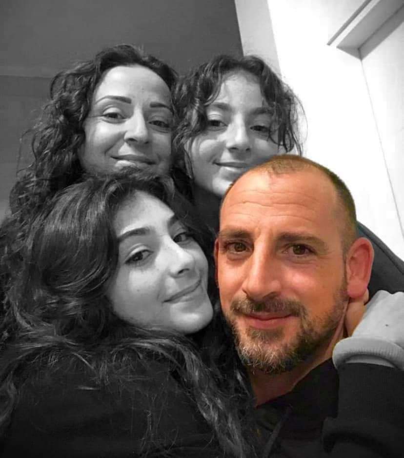 EmineEgemen88's tweet photo. Ben bu 2 fotoğrafı ve rehberlerin ses kaydını aşamıyorum! Her gördüğümde gözlerim yaşlarla doluyor! Sorumlususunuz, nasıl rahat uyuyorsunuz? Teslim de olmuyorsunuz. Vicdanınız bu kadar mı rahat? Adalet bekliyoruz! Savcılık göreve 66 cana 6 tutuklu yetmez! #isiasaortakdavamız https://t.co/3V4ABWa9Hz
