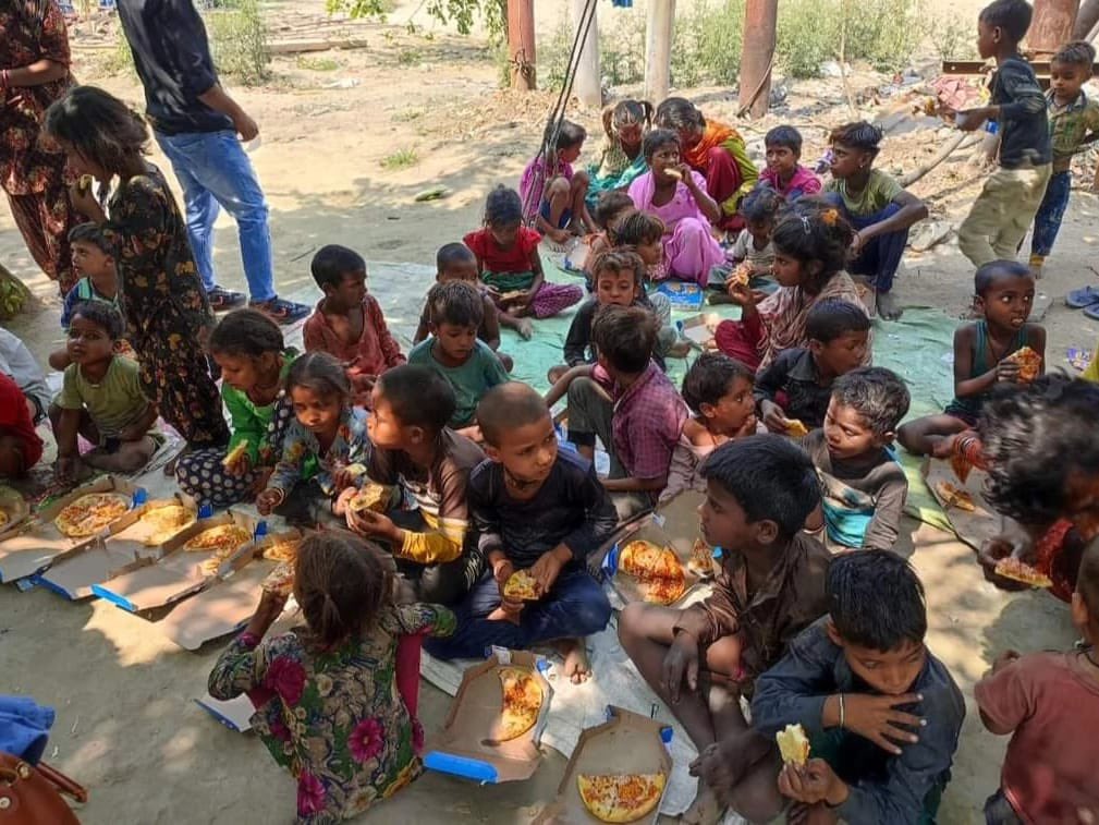 Ishtfoundation's tweet photo. #Pizza_Party🍕

To #beat_the_heat in this sun-drenched summer, a refreshing Pizza Party was #organized at Sector- 82, Noida for the students of free education Center.The children enjoyed delicious pizza and had a great day. 
#kids #pizzaparty #summerparty #dominos #Noida #food https://t.co/nHyt1IXYPI