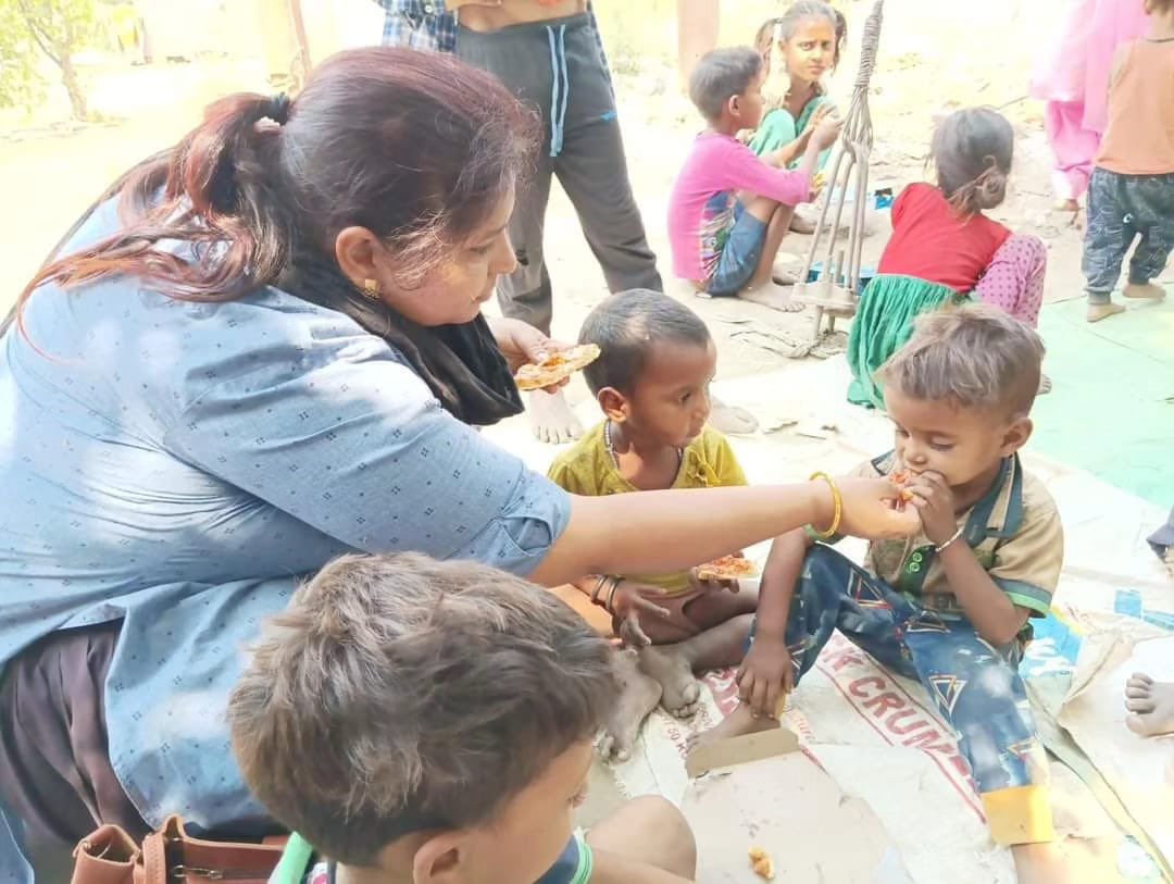 Ishtfoundation's tweet photo. #Pizza_Party🍕

To #beat_the_heat in this sun-drenched summer, a refreshing Pizza Party was #organized at Sector- 82, Noida for the students of free education Center.The children enjoyed delicious pizza and had a great day. 
#kids #pizzaparty #summerparty #dominos #Noida #food https://t.co/nHyt1IXYPI