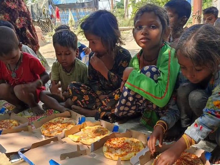 Ishtfoundation's tweet photo. #Pizza_Party🍕

To #beat_the_heat in this sun-drenched summer, a refreshing Pizza Party was #organized at Sector- 82, Noida for the students of free education Center.The children enjoyed delicious pizza and had a great day. 
#kids #pizzaparty #summerparty #dominos #Noida #food https://t.co/nHyt1IXYPI